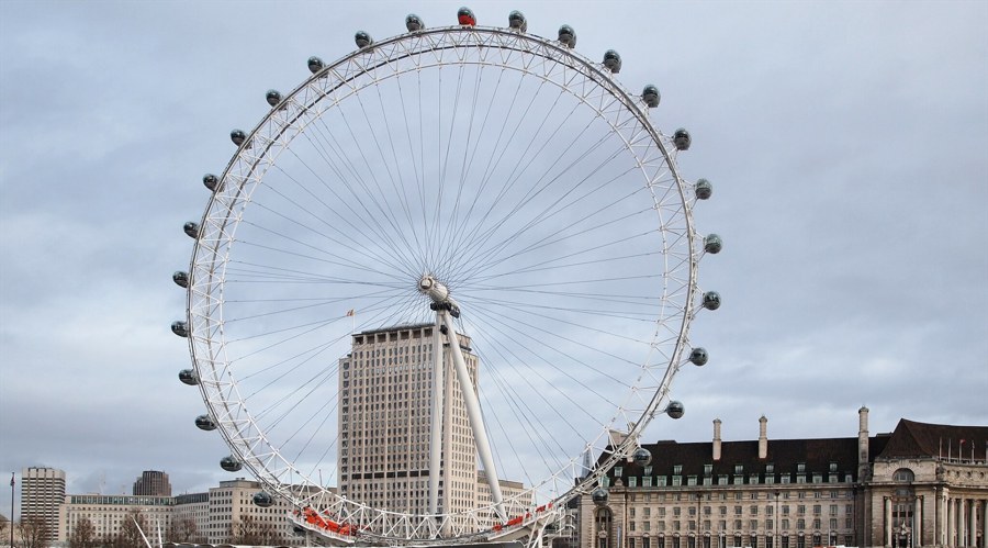 5岁孩子调座椅压到弟弟头致其死亡，家长索赔车企！法院判了